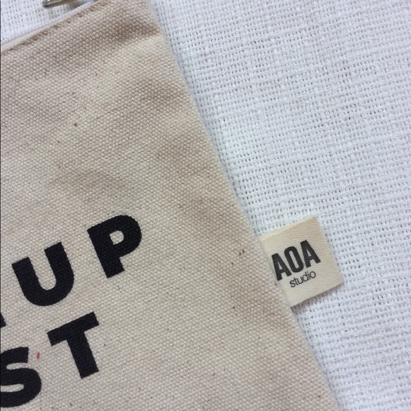 NWOT AOA Studio canvas makeup cosmetics bag - Picture 4 of 6